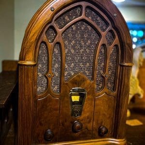 1920s Victor Tombstone Radio 525.00 CND