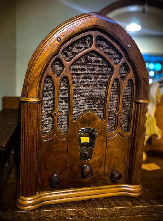 1920s Victor Tombstone Radio 525.00 CND