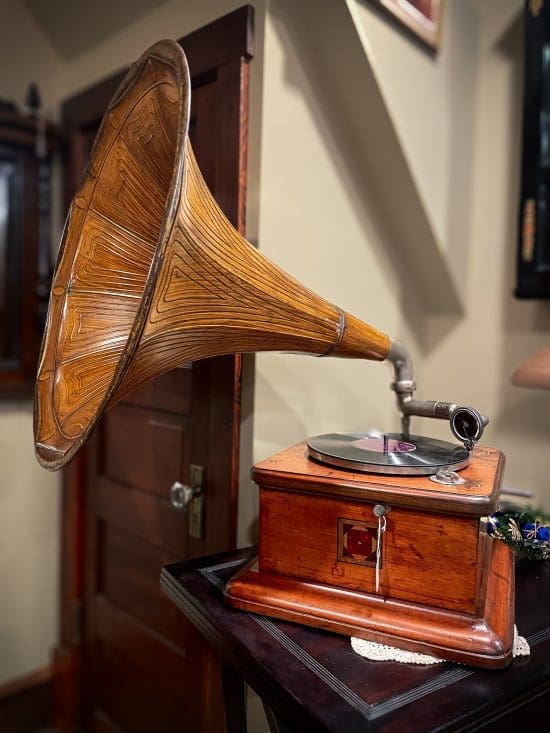 Outside Horn Gramophone ca.1915 1395.00 CND